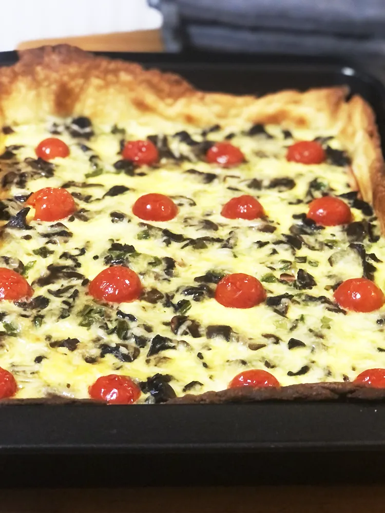 Quiche cu ciuperci, roșii și brânză