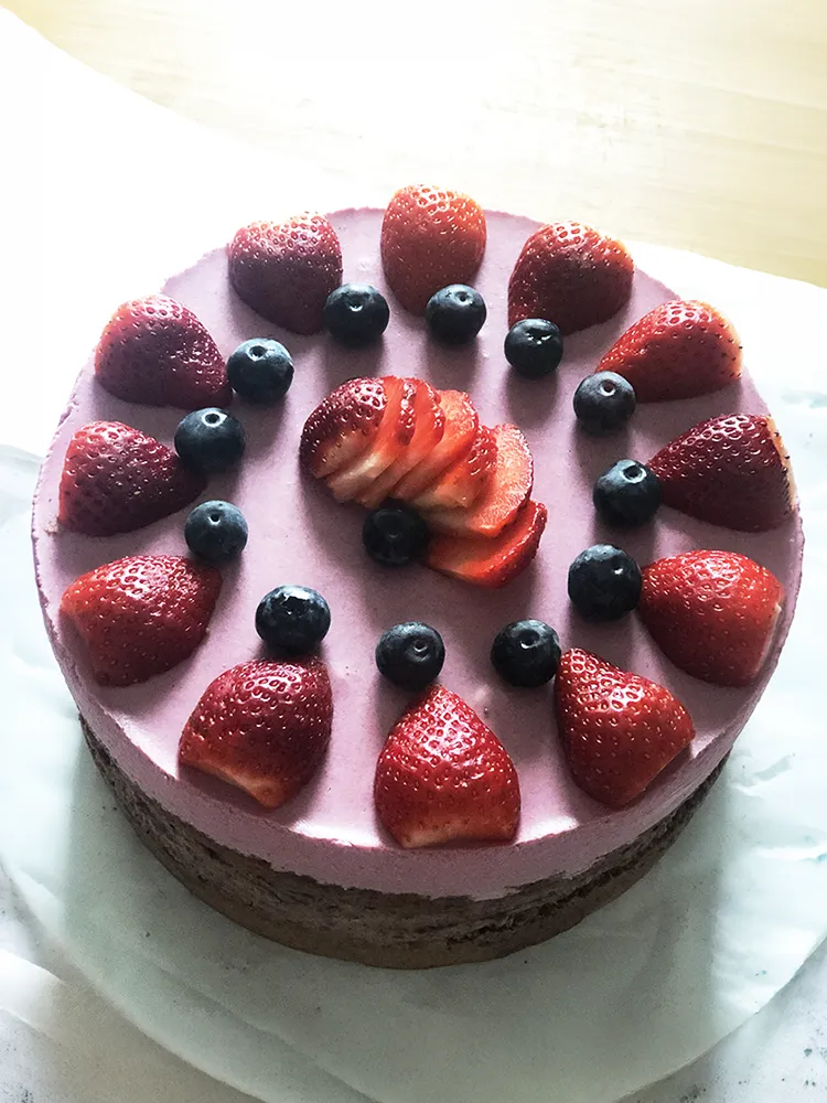 Tort cu fructe de pădure și mousse de ciocolată